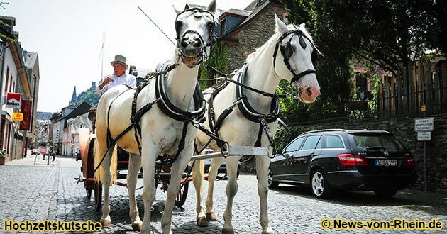 Hochzeitskutsche fhrt das Brautpaar zur Hochzeitsfeier.